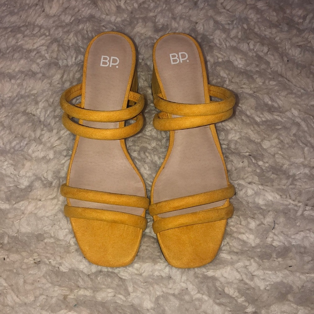 💛YELLOW BLOCK HEAL SANDAL!